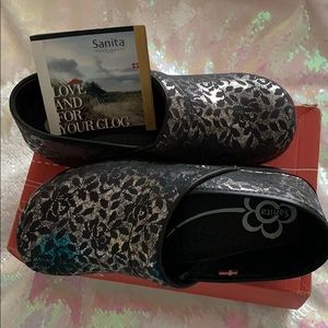 Never Worn Sanita Printed Metallic Leather Clogsπ